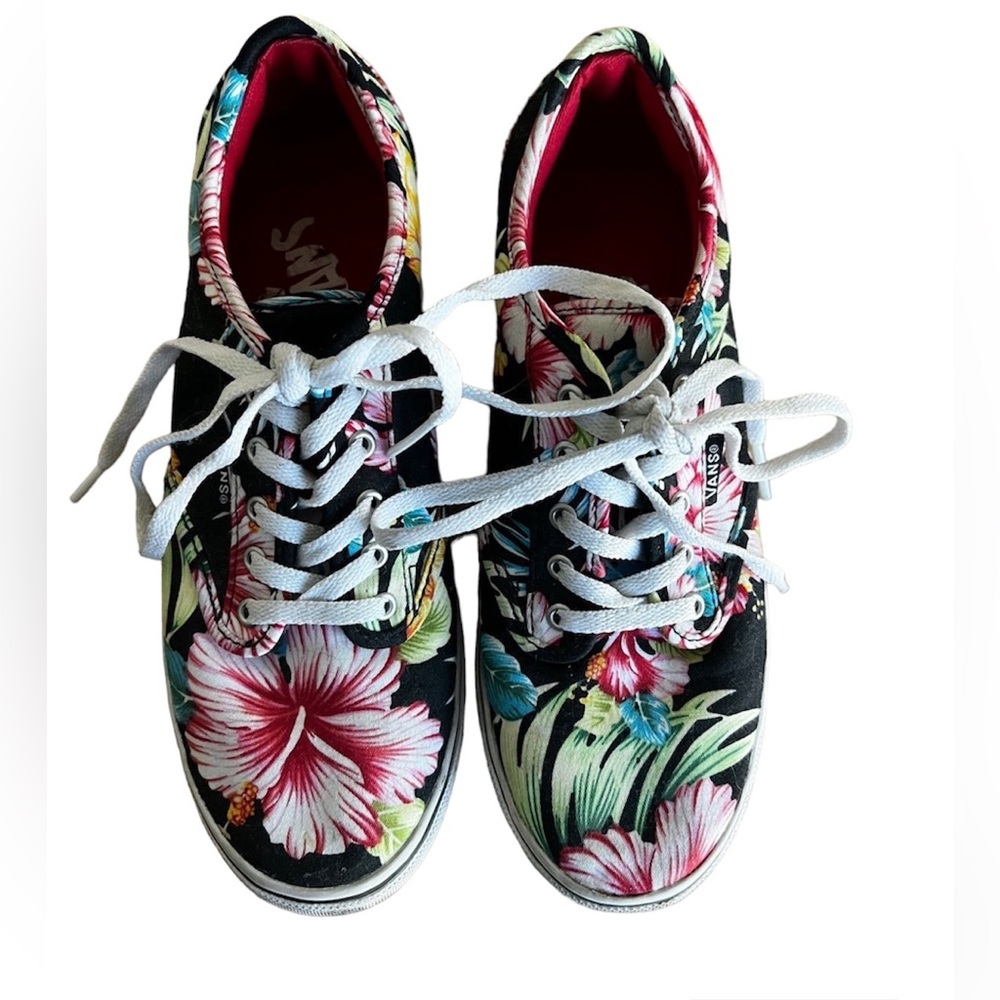 Vans’ women’s size 6 tropical sneakers‎ in very good condition.